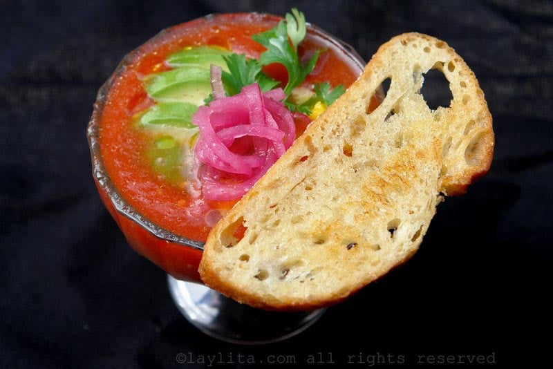 Soupe froide du gaspacho à la tomate avec pain à l'ail