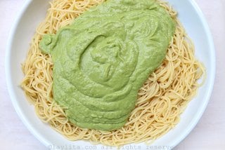 Mix the avocado sauce with the pastas