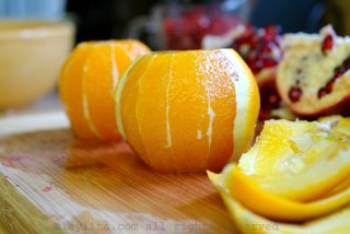 Couper les oranges en les épluchant et en enlevant les graines