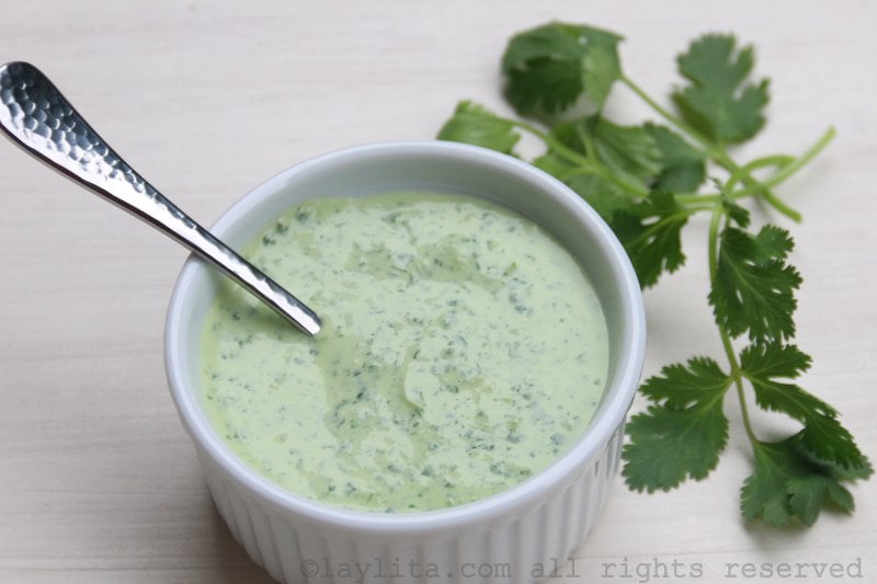 Salsa o dip de yogur con cilantro y jalapeños