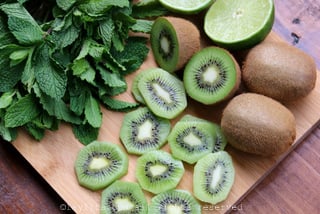 Kiwis y menta para los mojitos