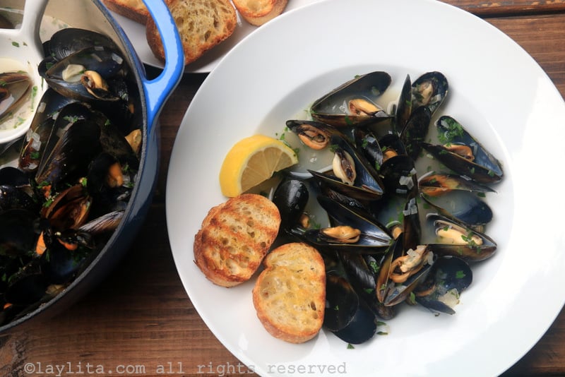 Mussels in white wine sauce {Mussells or Moules Marinière}