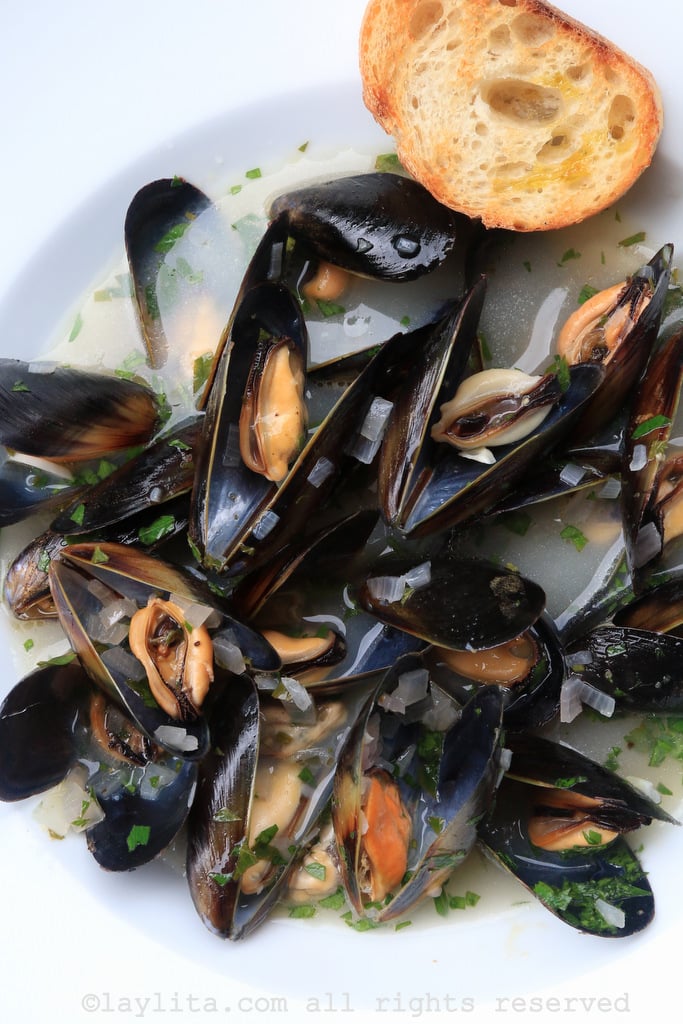 Mussels in white wine sauce with herbs and garlic
