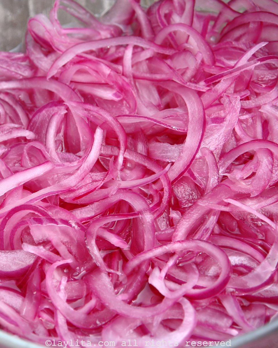 Marinated or pickled red onions {Curtido de cebolla}