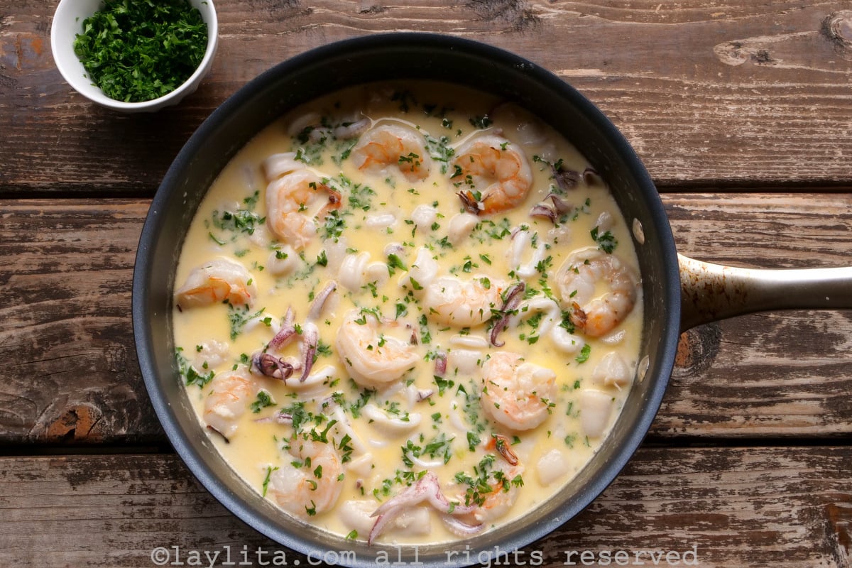 Mixed seafood in a creamy garlic wine sauce {Mariscos al ajillo}