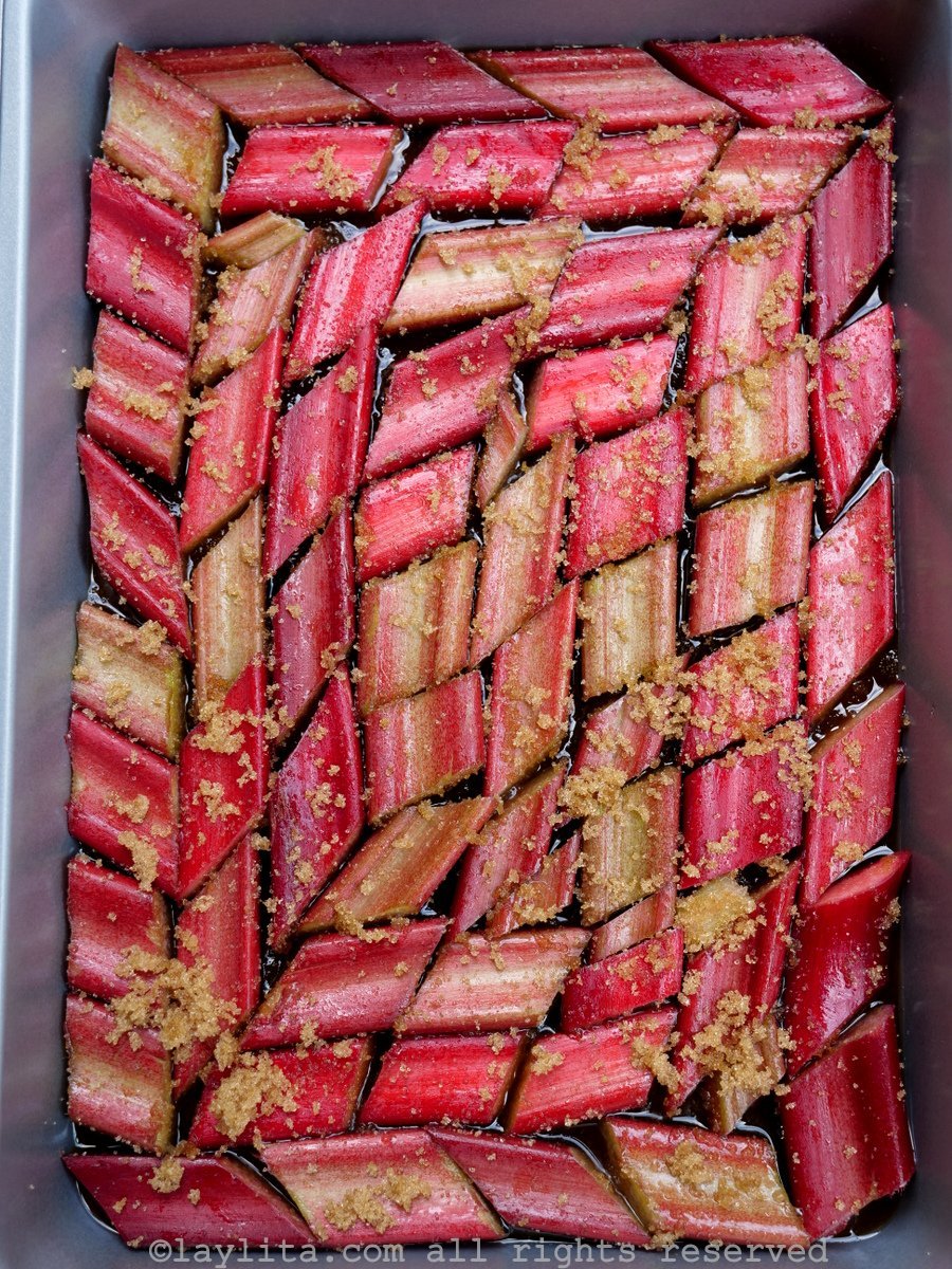Arranging a rhubarb pattern for the cake