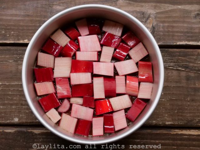 Arrange the rhubarb slices in the melted sugar mix.