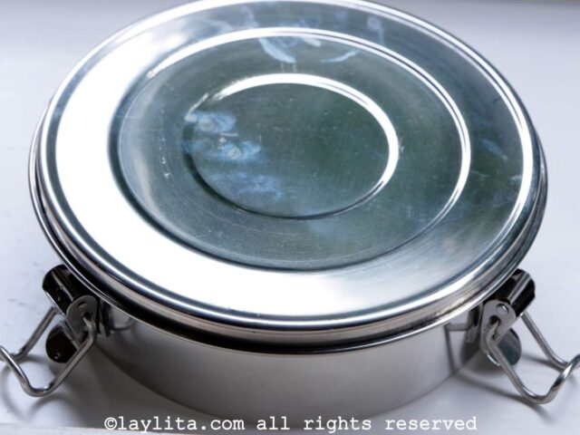 Photo of quesillera or flan mold with a lid.