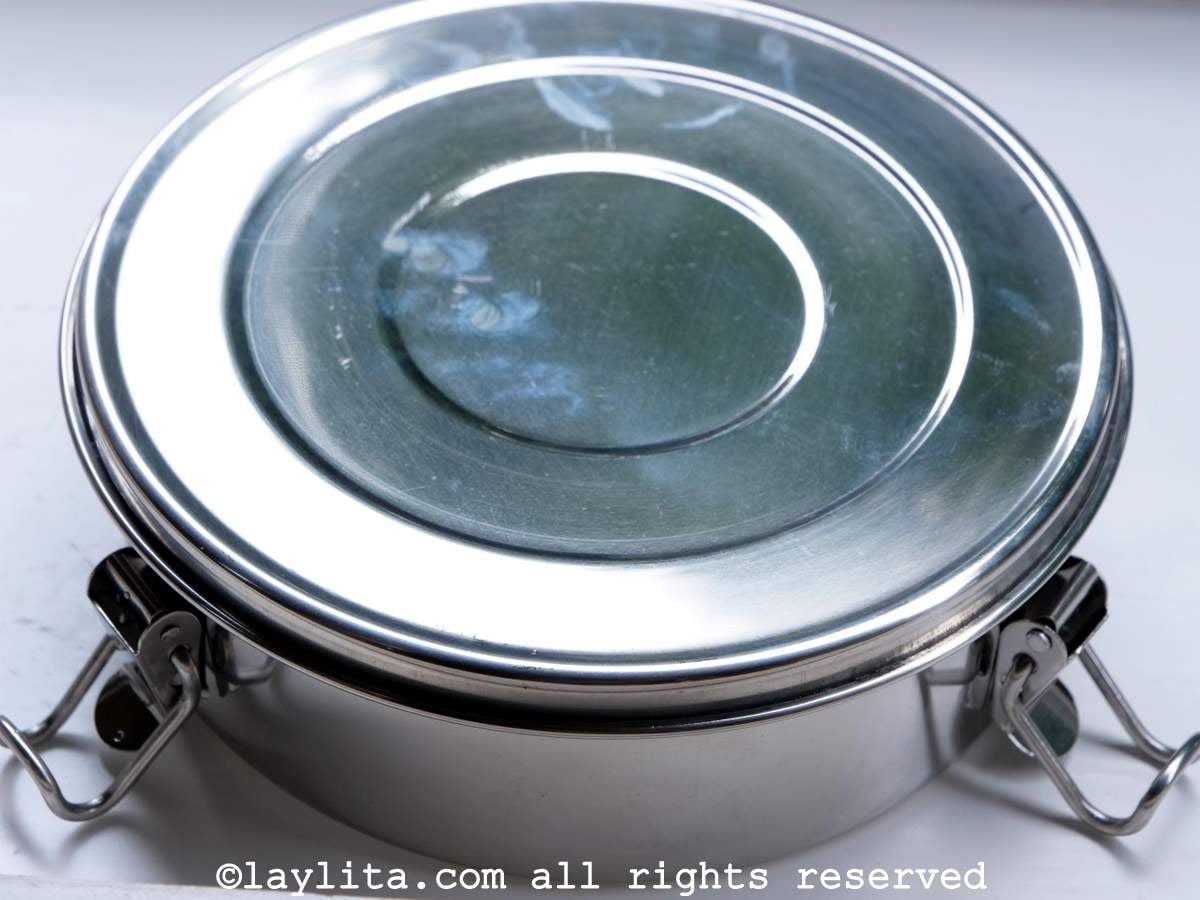 Photo of quesillera or flan mold with a lid.