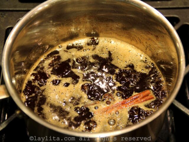 Prepa almíbar de papelón in a pot on the stove