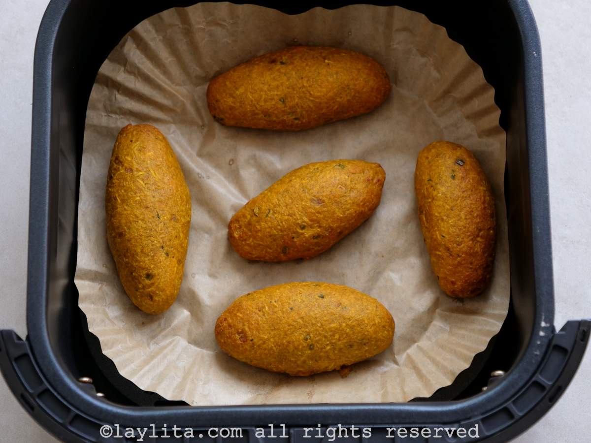 Cooking Ecuadorian fish corviches in the air fryer