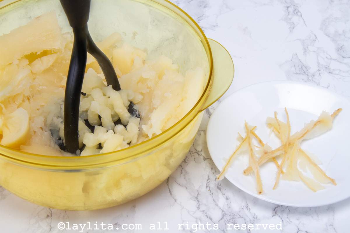 A mixing bowl with mashed yuca or cassava