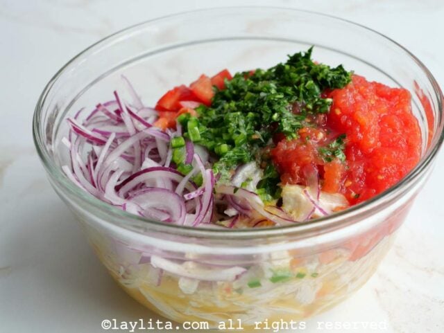 Mix the ingredients for the chicken ceviche in a glass bowl