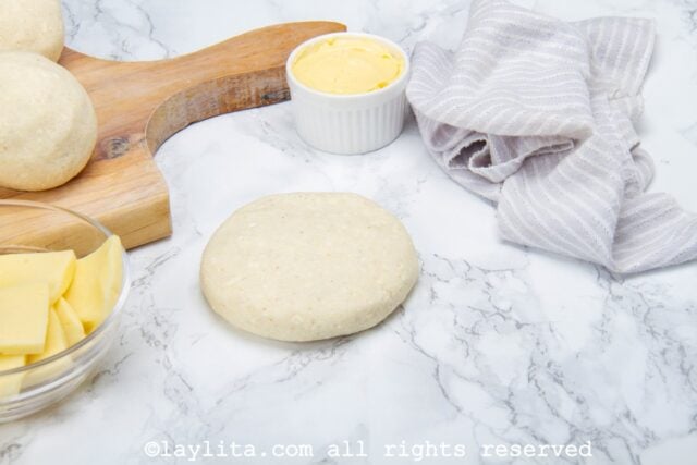 Completely sealed and closed arepa de queso