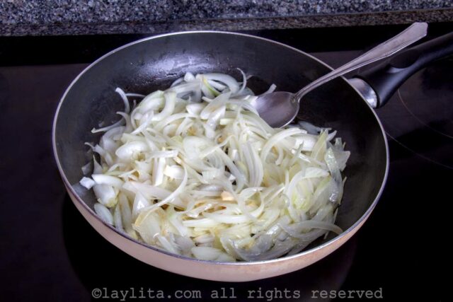 Caramelizing the onions for hígado encebollado
