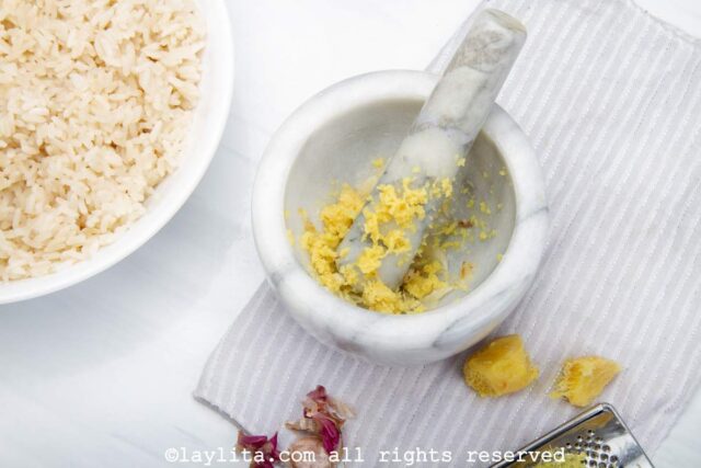 Crushed ginger mixed with garlic
