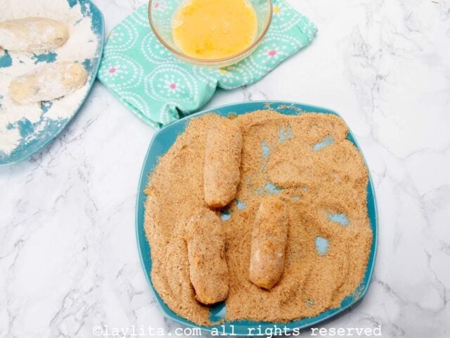 Coat the croquettes with flour, egg and breadcrumbs