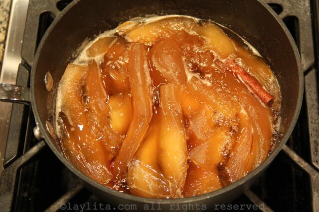 Babaco preserves cooking on the stove