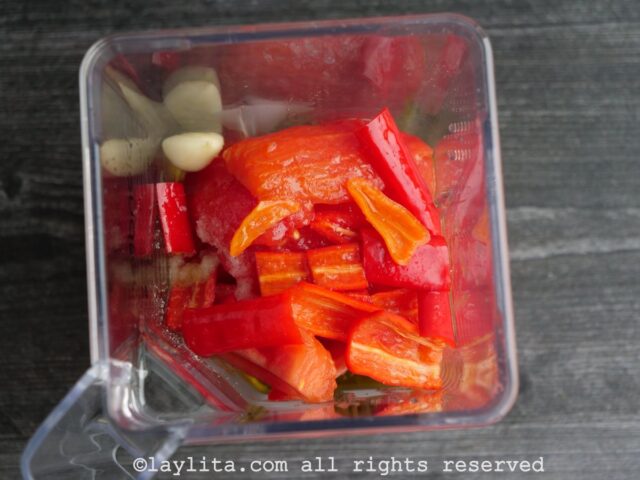 Blending tomatoes and aji peppers to make a spicy sauce
