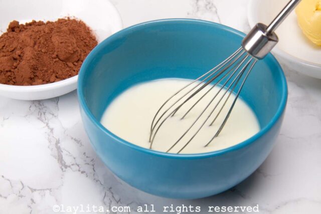Mixing corn starch with water to dilute it