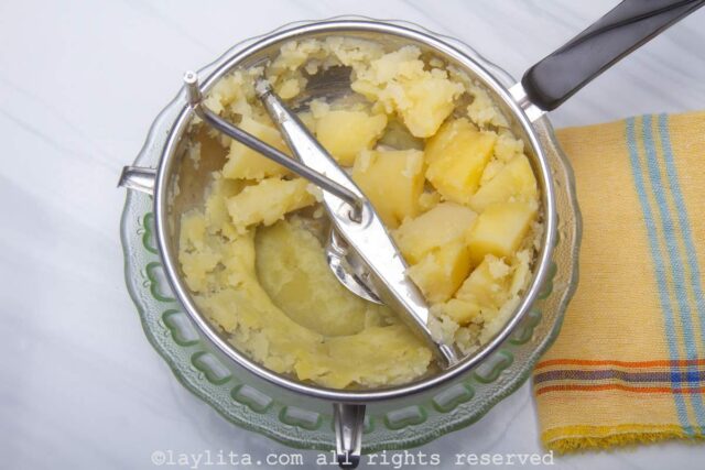 Preparing mashed potatoes in a food mill
