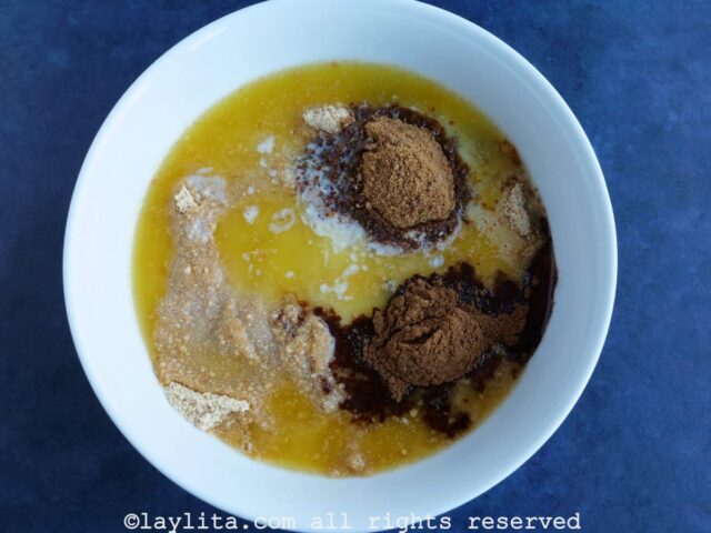 Cookie crumbs, butter and sugar in a small bowl to mix together into crust.