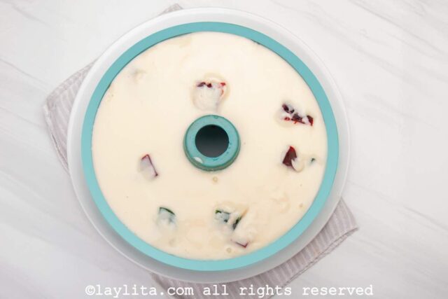 Preparation of Christmas jello in a bundt mold