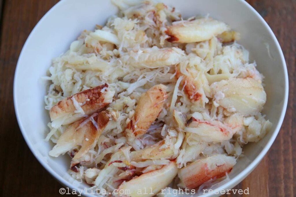 Photo of fresh crab meatin a bowl.