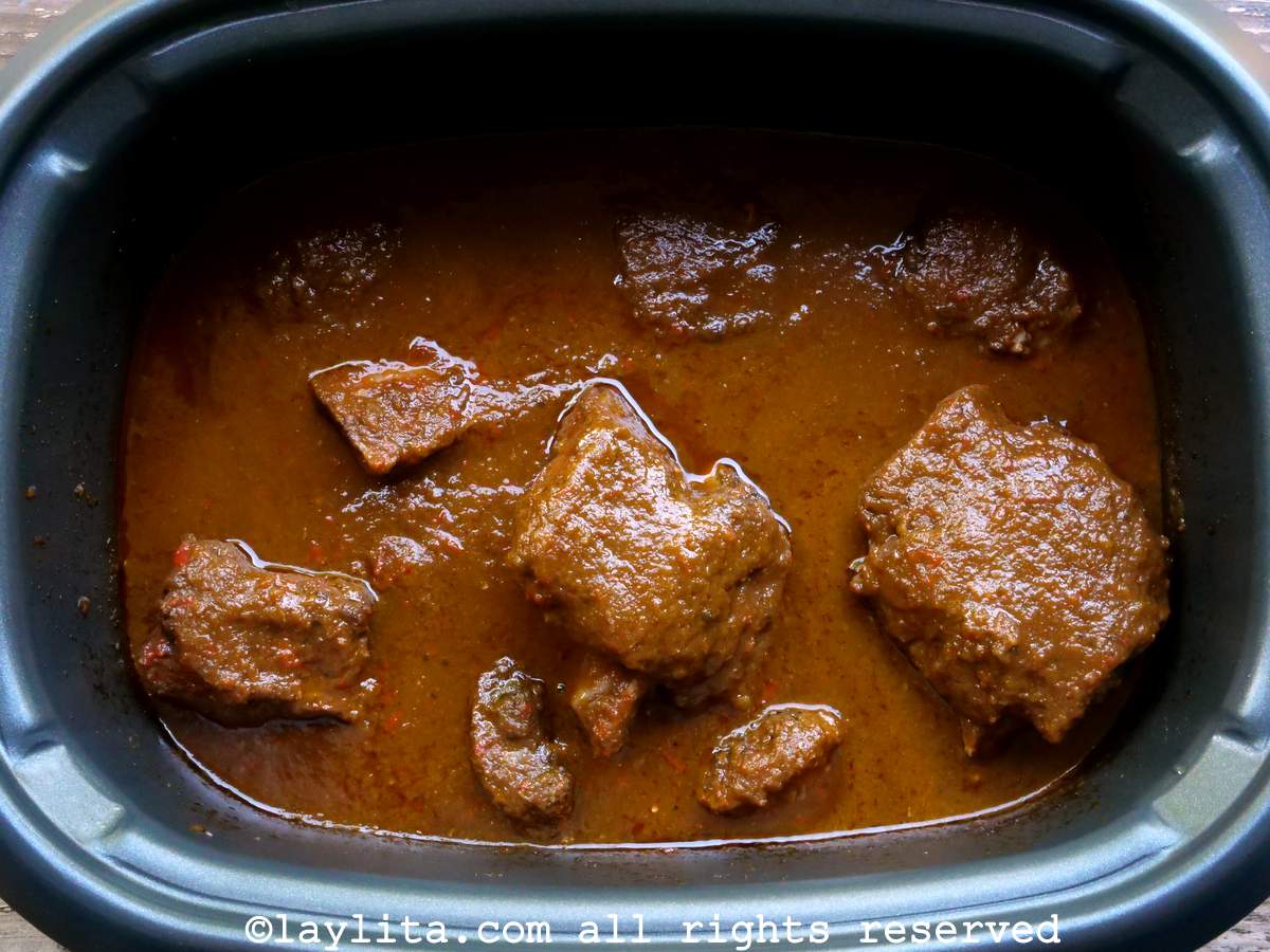 Slow cooker filled with Ecuadorian seco de costilla or beef rib stew