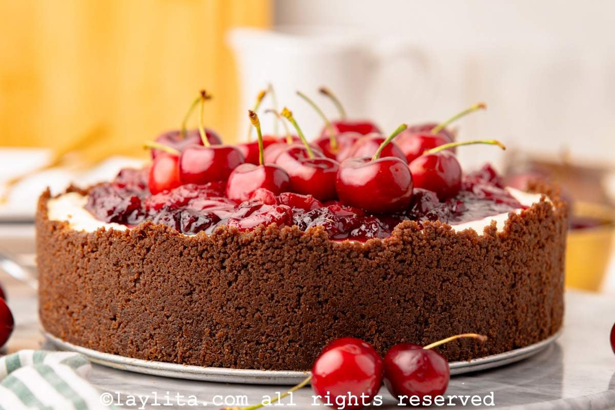 Side view of a cheesecake showing the chocolate cookie crust