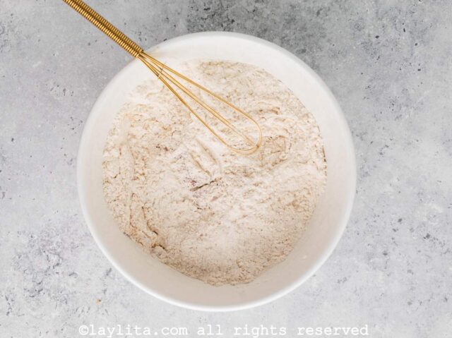 In a medium bowl, combine the self-rising flour, salt, pepper, garlic powder, onion powder, and chili powder and whisk to combine.