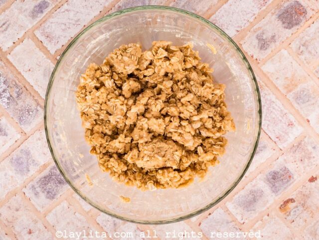 Flour and oat topping for a crisp