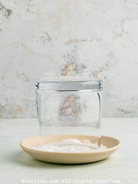Rimming a glass with salt