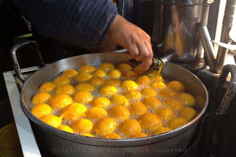 Huevitos chilenos preparation in Ecuador