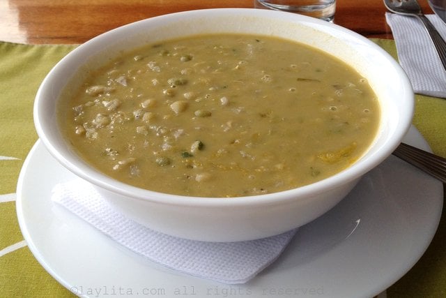 Arvejas con guineo soup in Loja