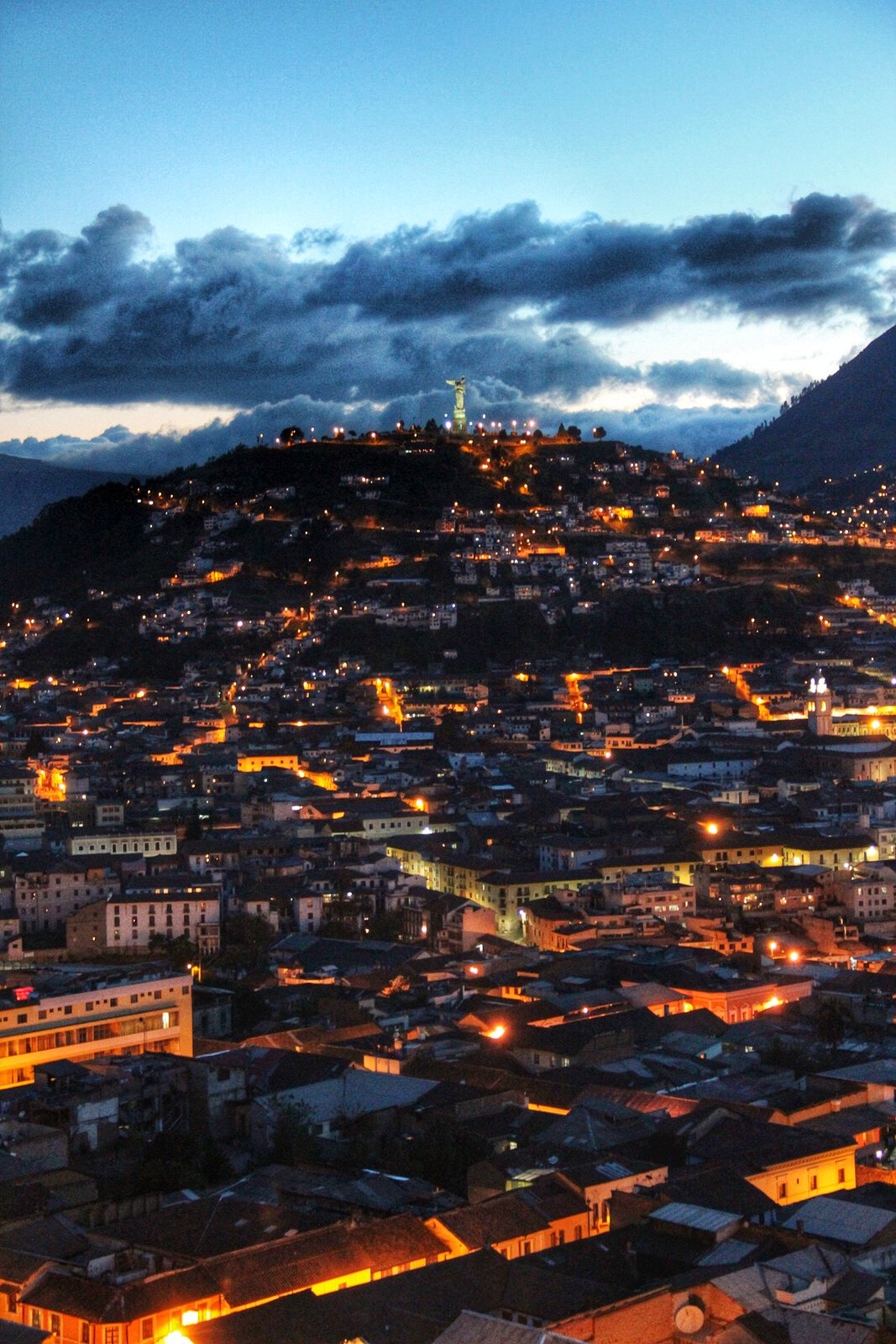 Vista nocturna del Centro Histórico de Quito desde Café Mosaico en Itchimbía