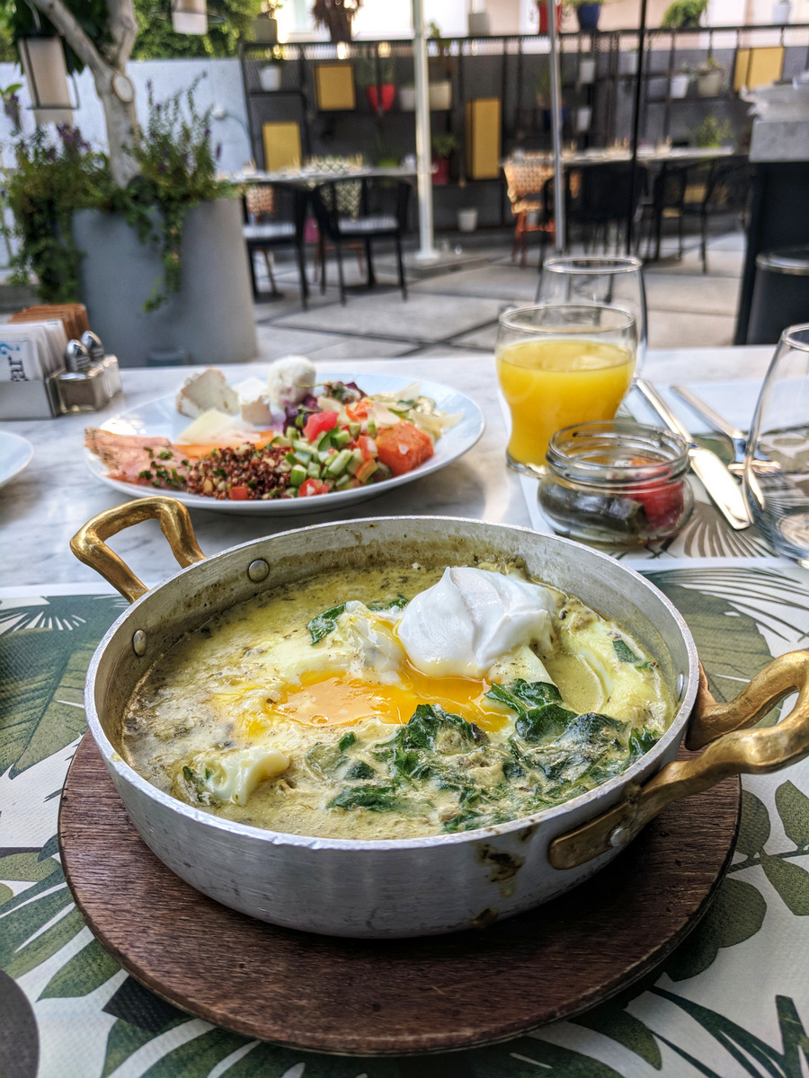 Shakshuka verde y el espectacular desayuno del Hotel 65 en Tel Aviv